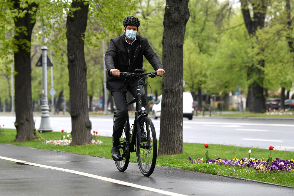 Klaus Iohannis a mers cu bicicleta la Palatul Cotroceni, alăturându-se campaniei Vinerea Verde: ”Este foarte sănătos” - Imaginea 6