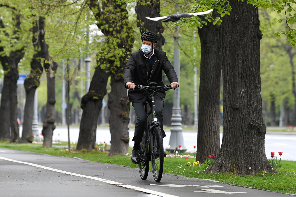 Klaus Iohannis a mers cu bicicleta la Palatul Cotroceni, alăturându-se campaniei Vinerea Verde: ”Este foarte sănătos” - Imaginea 9