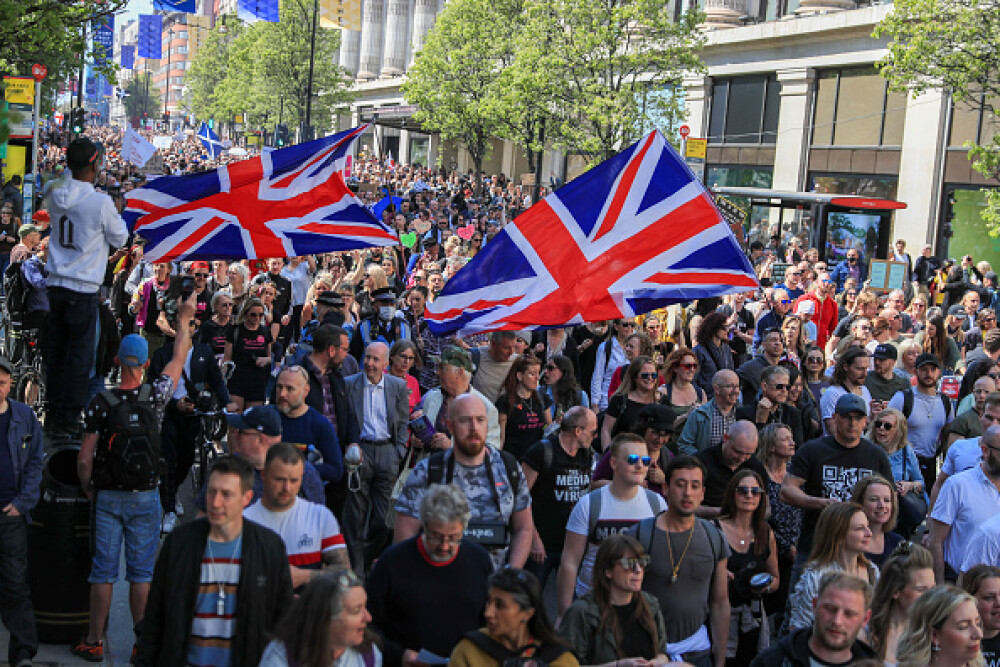Mii de oameni au protestat la Londra, față de măsurile de izolare şi paşaportul de vaccinare - Imaginea 8