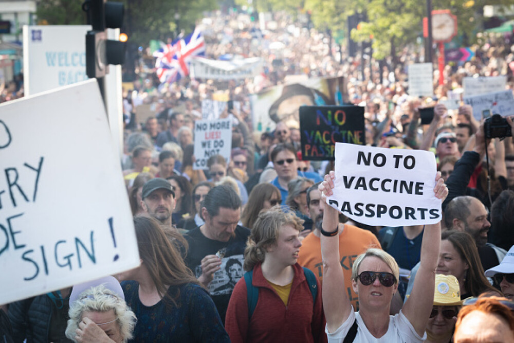 Mii de oameni au protestat la Londra, față de măsurile de izolare şi paşaportul de vaccinare - Imaginea 7