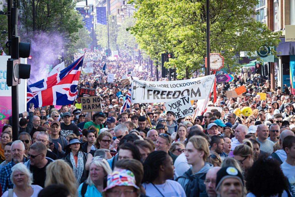 Mii de oameni au protestat la Londra, față de măsurile de izolare şi paşaportul de vaccinare - Imaginea 5
