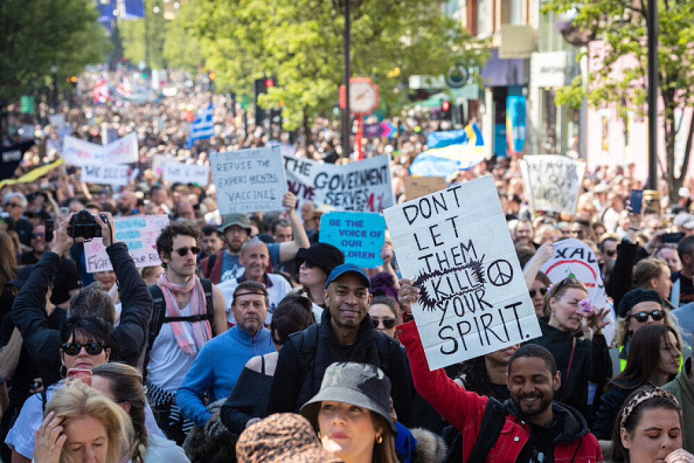 Mii de oameni au protestat la Londra, față de măsurile de izolare şi paşaportul de vaccinare - Imaginea 4