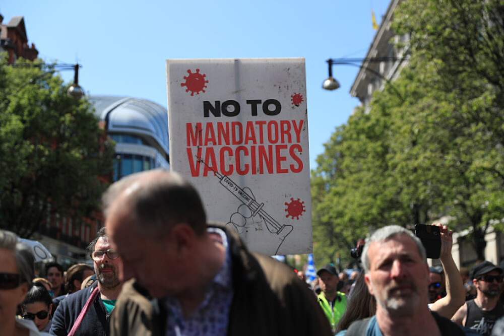 Mii de oameni au protestat la Londra, față de măsurile de izolare şi paşaportul de vaccinare - Imaginea 3