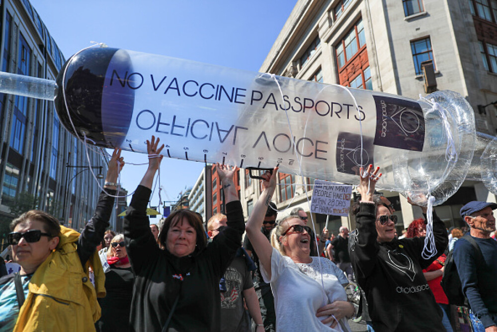 Mii de oameni au protestat la Londra, față de măsurile de izolare şi paşaportul de vaccinare - Imaginea 1