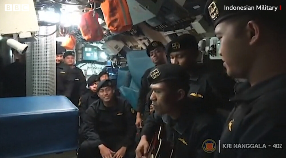 Marinarii de pe submarinul scufundat în Indonezia, filmați în timp ce cântau cu câteva săptămâni înaintea tragediei - Imaginea 7