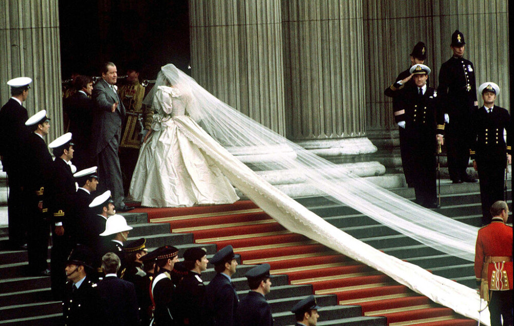 Celebra rochie de mireasă a prinţesei Diana, expusă la Palatul Kensington - Imaginea 1