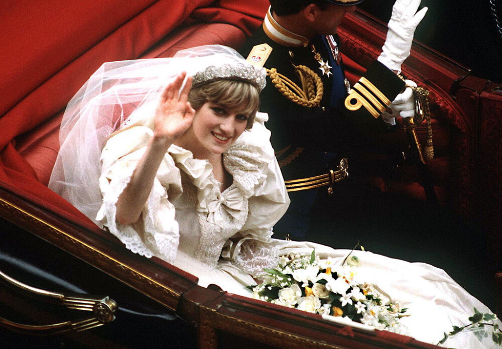 Celebra rochie de mireasă a prinţesei Diana, expusă la Palatul Kensington - Imaginea 2