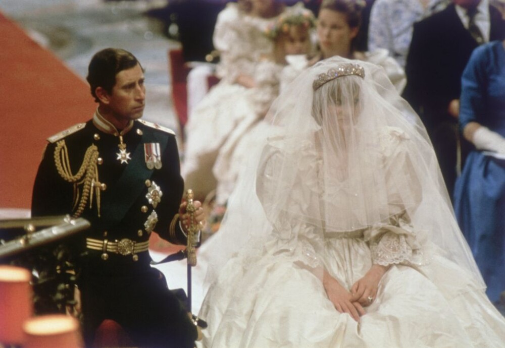 Celebra rochie de mireasă a prinţesei Diana, expusă la Palatul Kensington - Imaginea 3