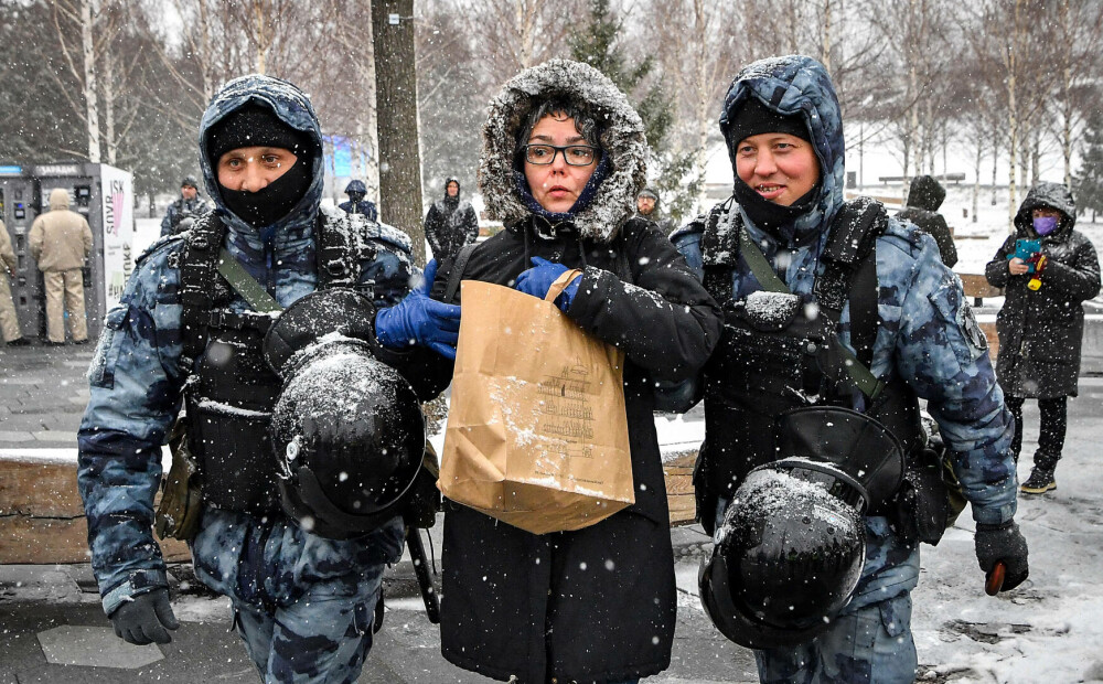 Proteste anti-război în marile orașe ale Rusiei. Peste 200 de persoane au fost arestate. FOTO - Imaginea 1