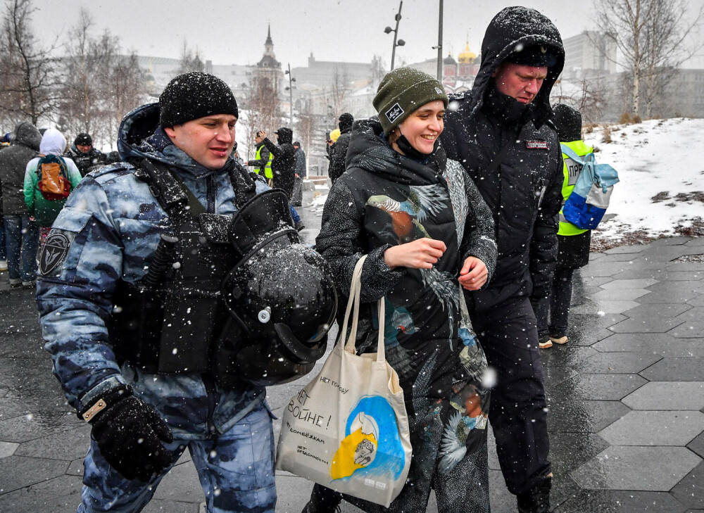 Proteste anti-război în marile orașe ale Rusiei. Peste 200 de persoane au fost arestate. FOTO - Imaginea 2