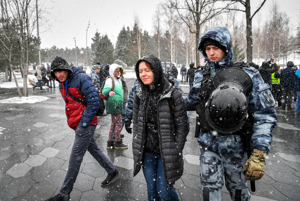 Proteste anti-război în marile orașe ale Rusiei. Peste 200 de persoane au fost arestate. FOTO - Imaginea 3