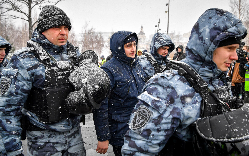 Proteste anti-război în marile orașe ale Rusiei. Peste 200 de persoane au fost arestate. FOTO - Imaginea 4