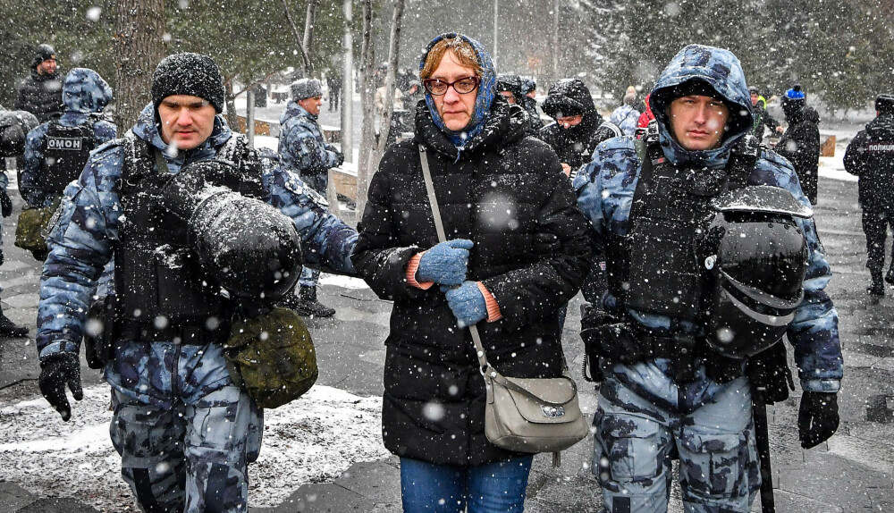 Proteste anti-război în marile orașe ale Rusiei. Peste 200 de persoane au fost arestate. FOTO - Imaginea 6