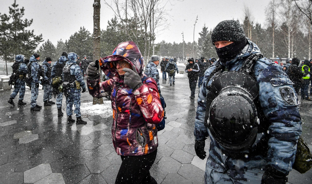 Proteste anti-război în marile orașe ale Rusiei. Peste 200 de persoane au fost arestate. FOTO - Imaginea 7