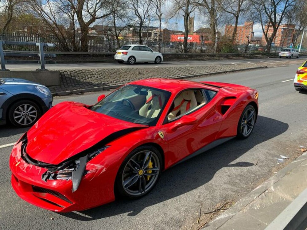 Un bărbat și-a cumpărat un Ferrari, iar după 3 kilometri a făcut accident. FOTO - Imaginea 2