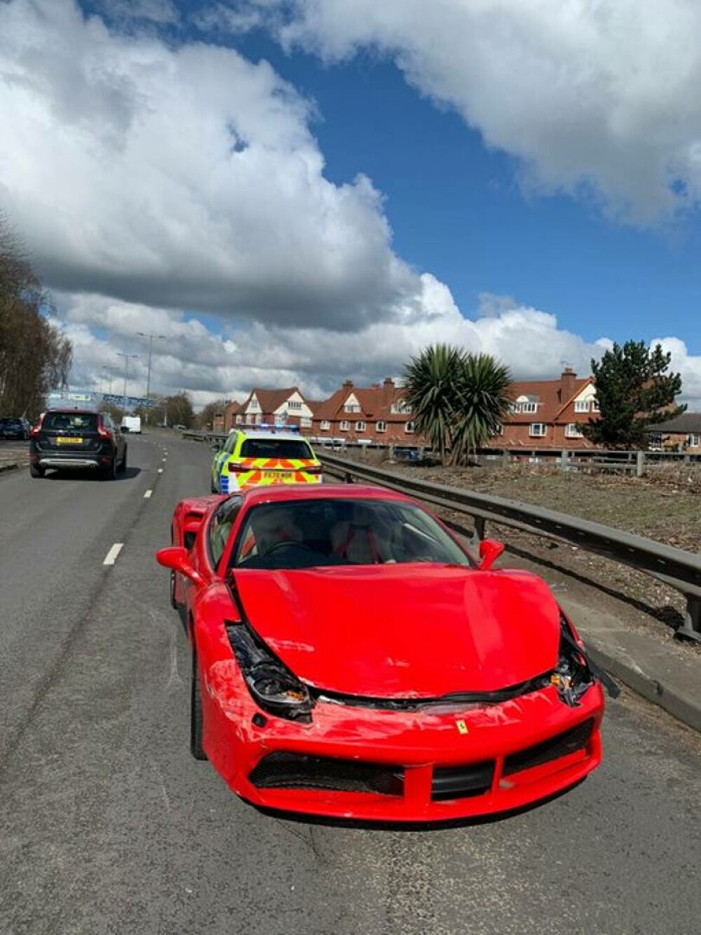 Un bărbat și-a cumpărat un Ferrari, iar după 3 kilometri a făcut accident. FOTO - Imaginea 3