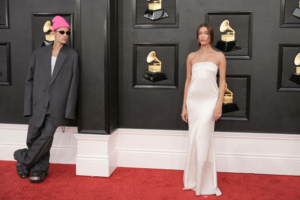 Cele mai neinspirate ținute de la Premiile Grammy. Justin Bieber a purtat un costum supradimensionat și o căciulă roz - Imaginea 28
