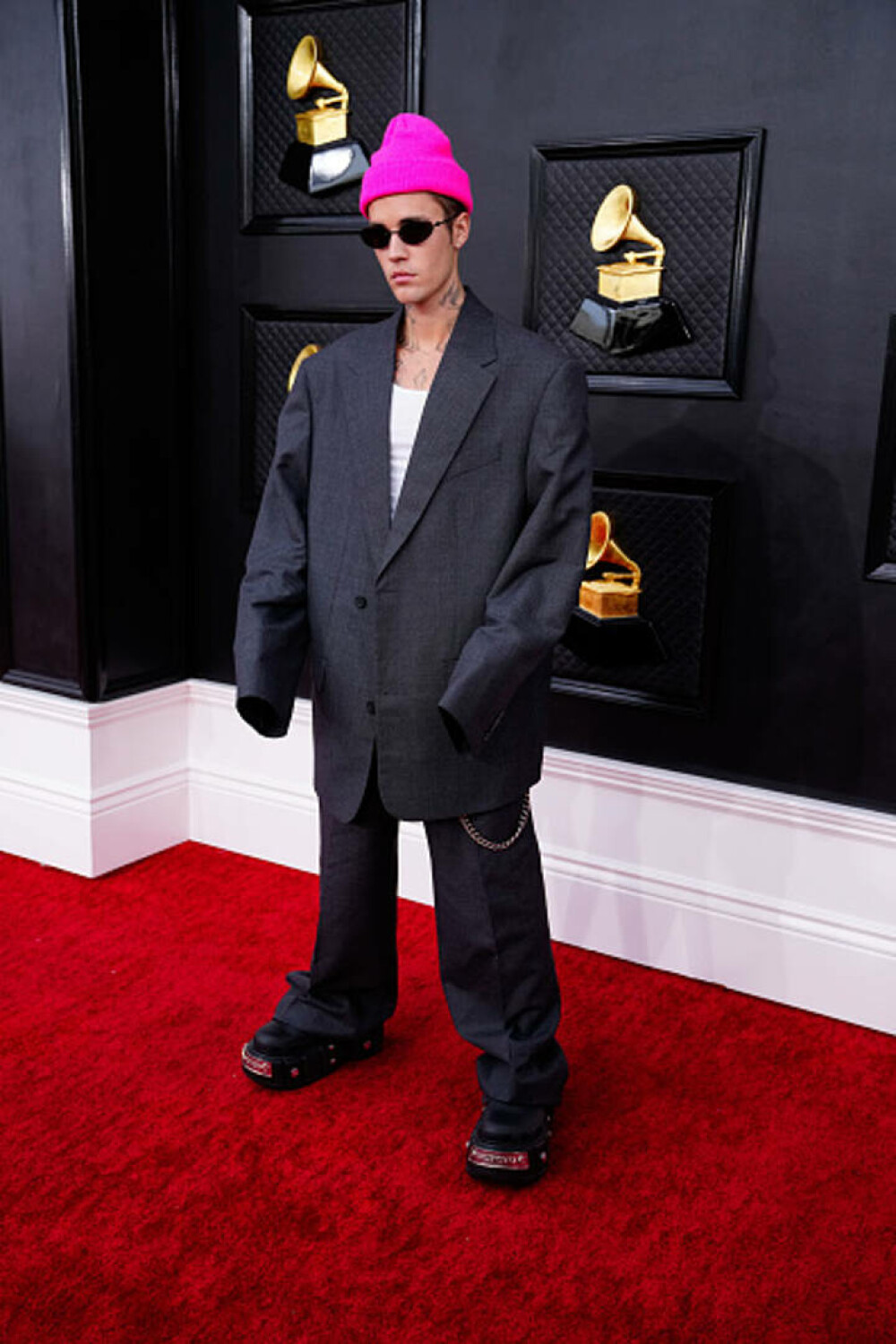 Cele mai neinspirate ținute de la Premiile Grammy. Justin Bieber a purtat un costum supradimensionat și o căciulă roz - Imaginea 24