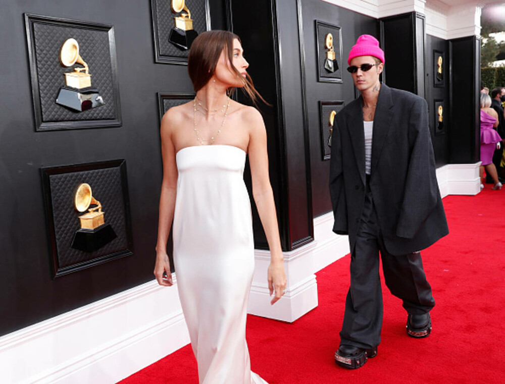 Cele mai neinspirate ținute de la Premiile Grammy. Justin Bieber a purtat un costum supradimensionat și o căciulă roz - Imaginea 22