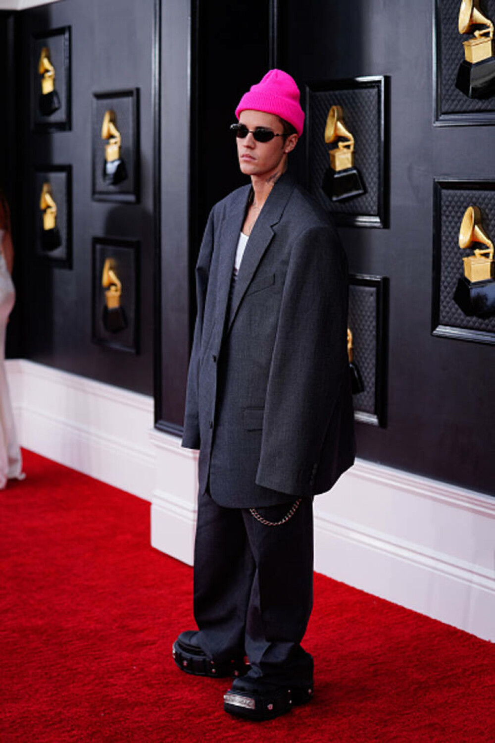 Cele mai neinspirate ținute de la Premiile Grammy. Justin Bieber a purtat un costum supradimensionat și o căciulă roz - Imaginea 18