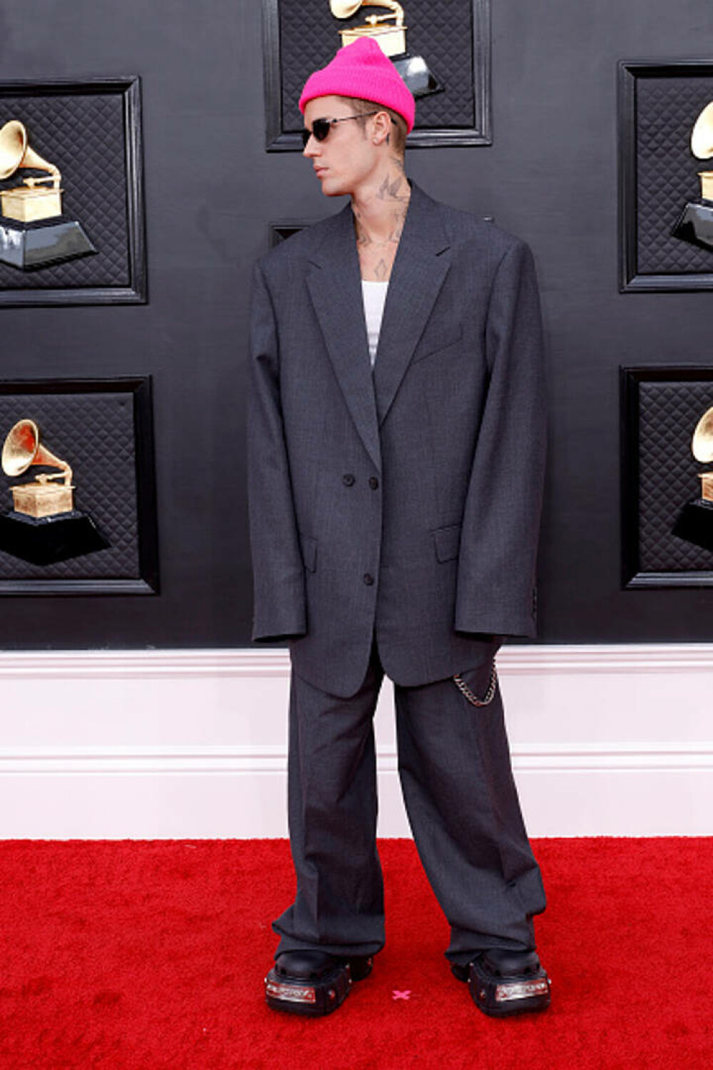 Cele mai neinspirate ținute de la Premiile Grammy. Justin Bieber a purtat un costum supradimensionat și o căciulă roz - Imaginea 12