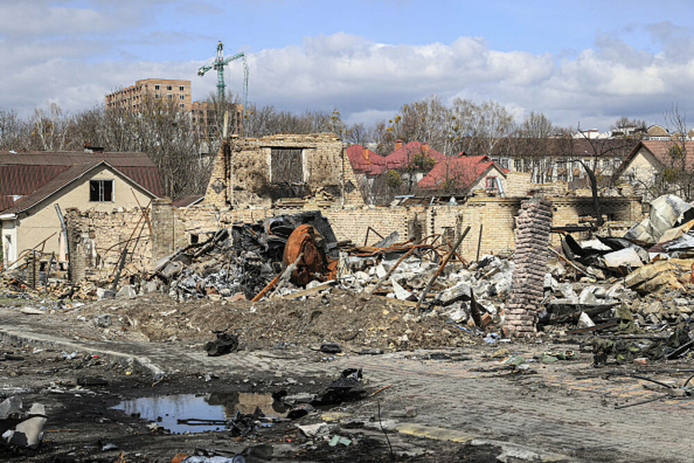 Zelenski a vizitat Bucea, orașul devastat de ruși. A fost prima sa ieșire din Kiev de la începerea războiului. FOTO - Imaginea 10