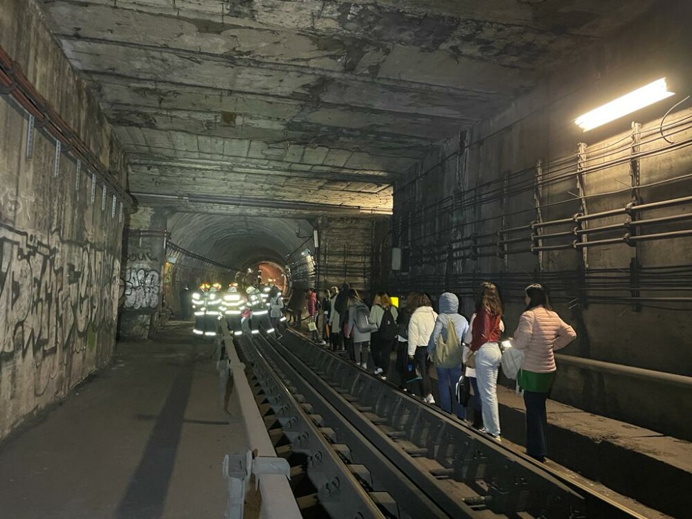 276 de călători, evacuați de la metrou prin tunel, după ce un tren s-a defectat între stațiile Grivița și Basarab - Imaginea 1