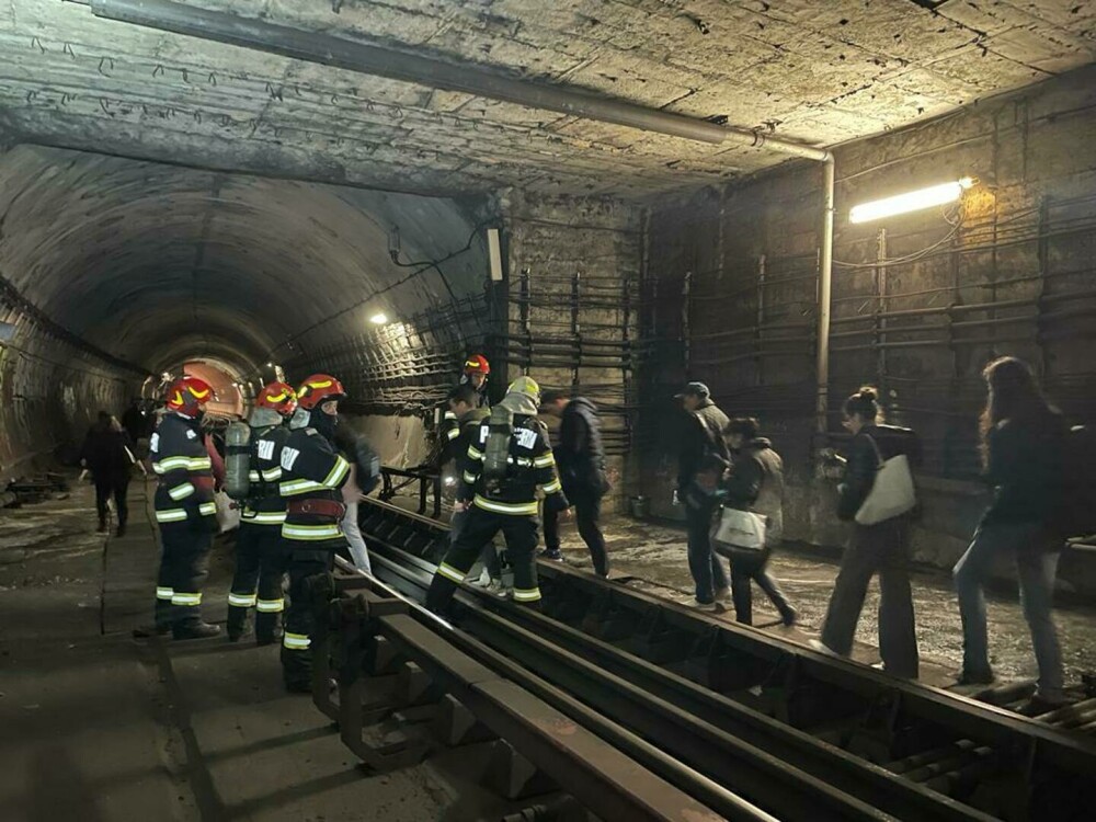 276 de călători, evacuați de la metrou prin tunel, după ce un tren s-a defectat între stațiile Grivița și Basarab - Imaginea 2
