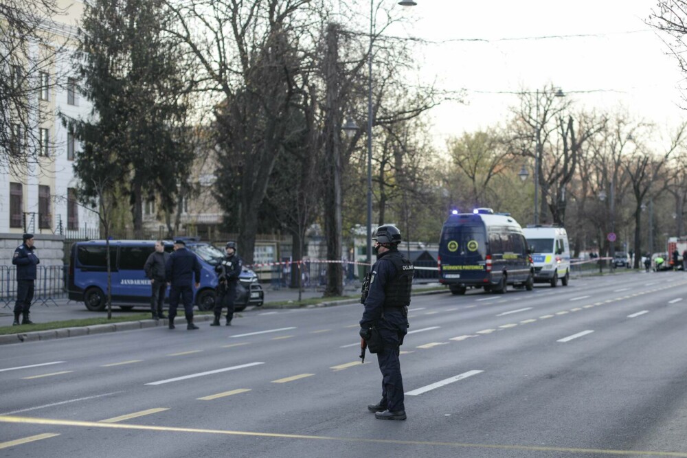 Un bărbat a murit după ce a intrat cu mașina în Ambasada Rusiei și s-a autoincendiat - Imaginea 4