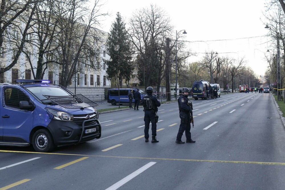 Un bărbat a murit după ce a intrat cu mașina în Ambasada Rusiei și s-a autoincendiat - Imaginea 5