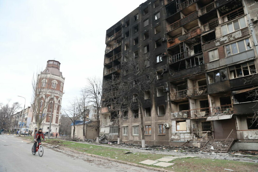Peste 10.000 de civili au murit în Mariupol. Rusia este acuzată că ar fi folosit arme chimice - Imaginea 1