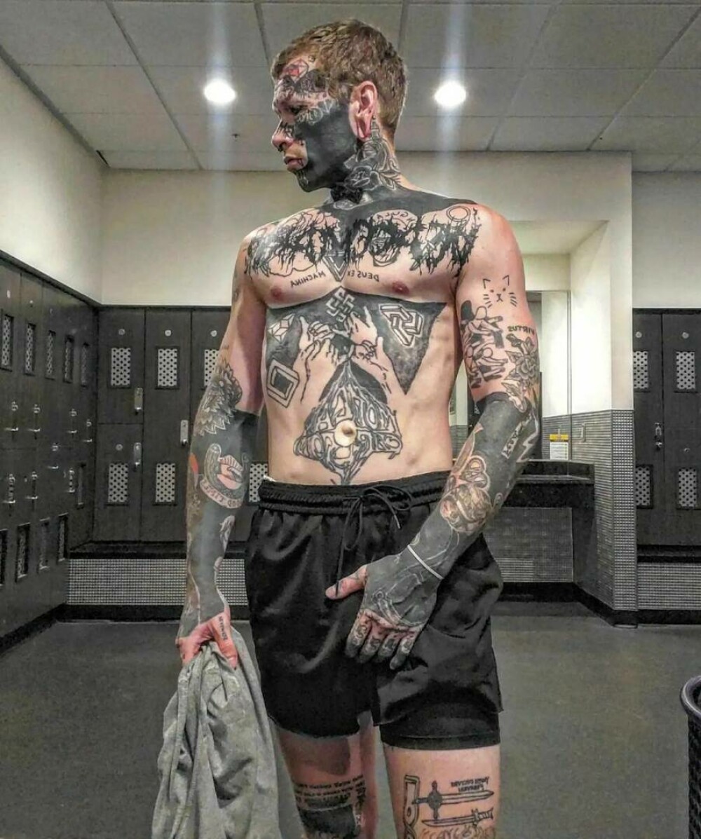 A dat 50.000 de dolari pe tatuaje pentru a se transforma într-un “demon”. GALERIE FOTO - Imaginea 5