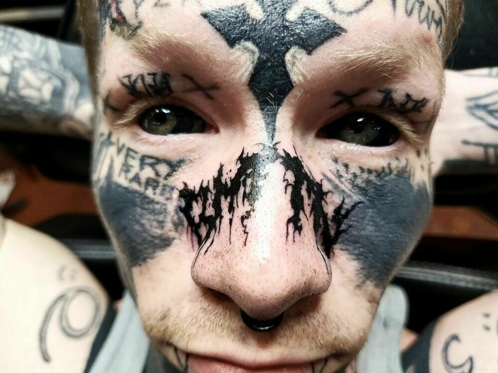 A dat 50.000 de dolari pe tatuaje pentru a se transforma într-un “demon”. GALERIE FOTO - Imaginea 4