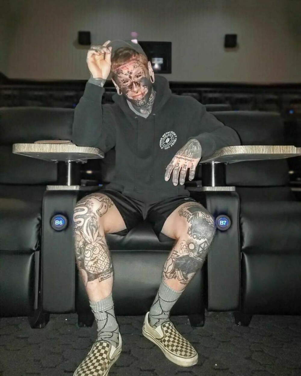 A dat 50.000 de dolari pe tatuaje pentru a se transforma într-un “demon”. GALERIE FOTO - Imaginea 3