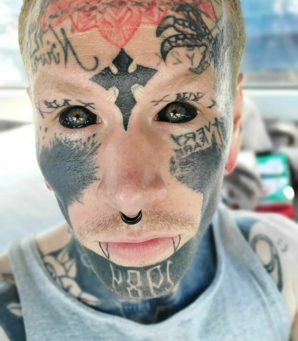 A dat 50.000 de dolari pe tatuaje pentru a se transforma într-un “demon”. GALERIE FOTO - Imaginea 1