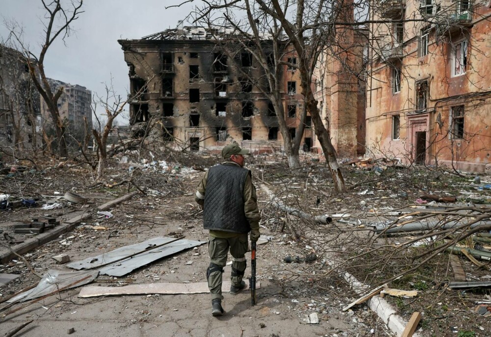 Peste 10.000 de civili au murit în Mariupol. Rusia este acuzată că ar fi folosit arme chimice - Imaginea 3