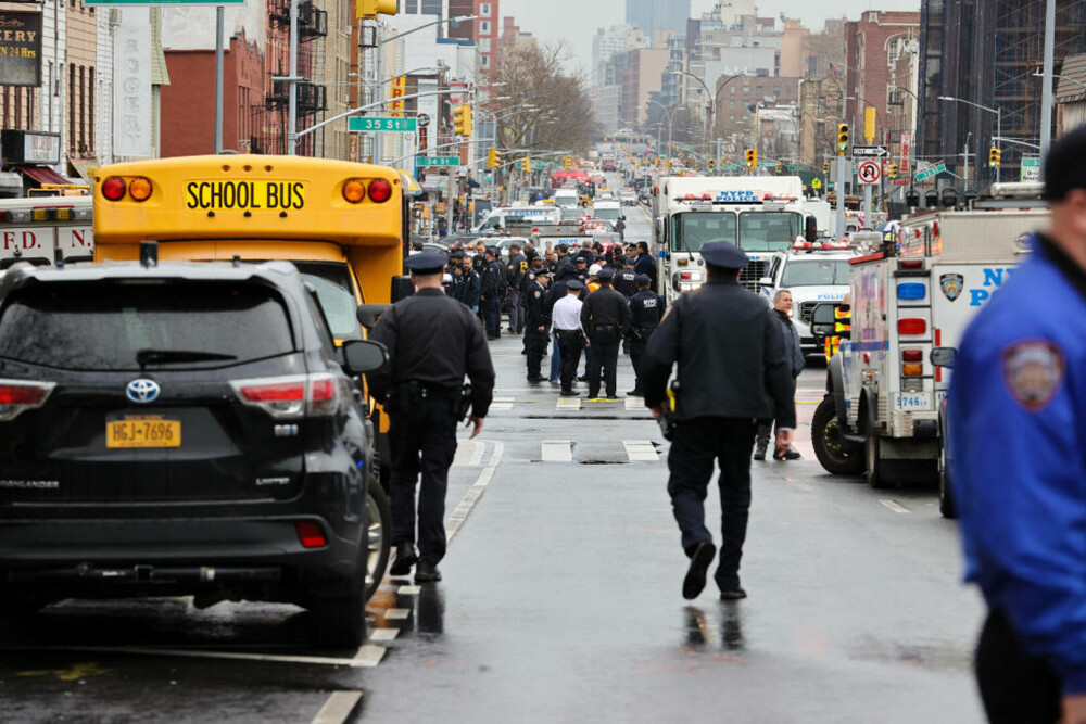 Atac armat într-o stație de metrou din New York. Zece persoane au fost împușcate. FOTO - Imaginea 2