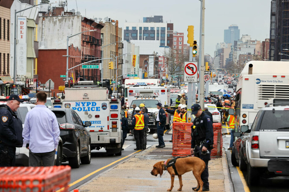 Atac armat într-o stație de metrou din New York. Zece persoane au fost împușcate. FOTO - Imaginea 3