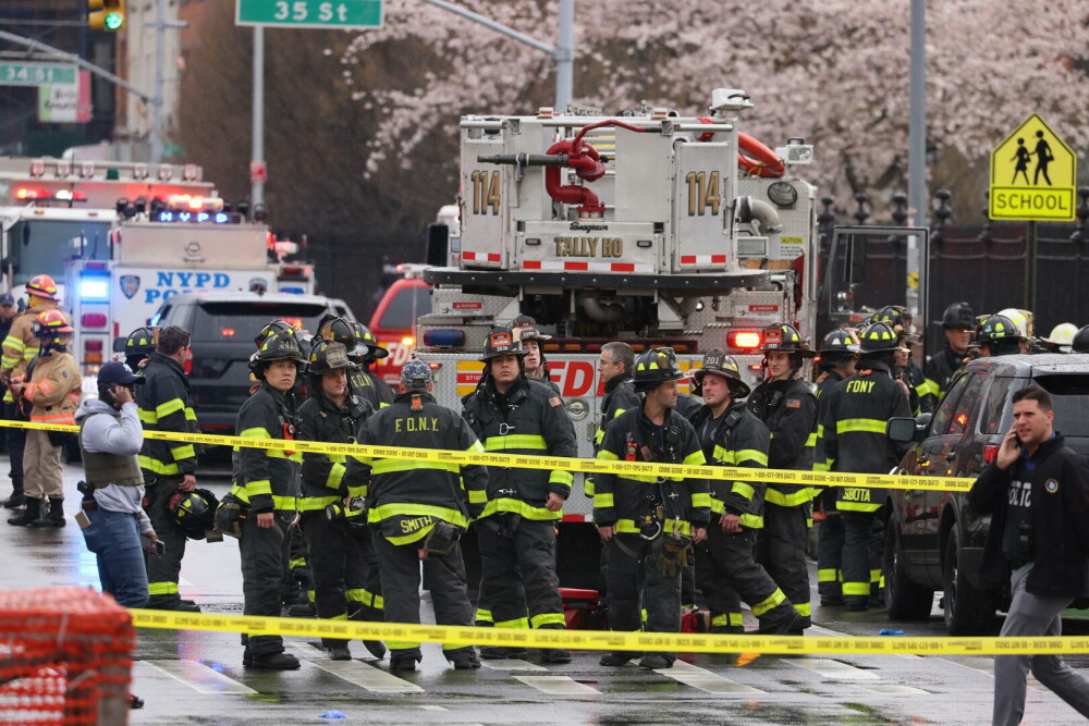 Atac armat într-o stație de metrou din New York. Zece persoane au fost împușcate. FOTO - Imaginea 5