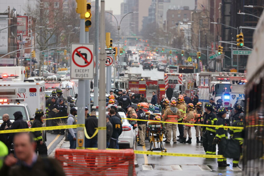 Atac armat într-o stație de metrou din New York. Zece persoane au fost împușcate. FOTO - Imaginea 6