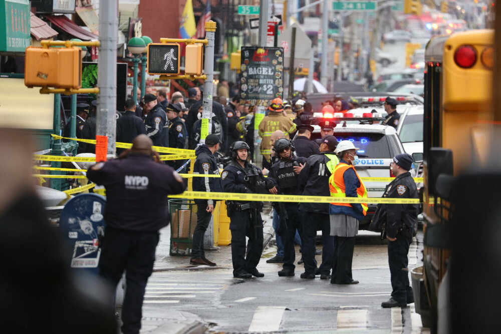 Atac armat într-o stație de metrou din New York. Zece persoane au fost împușcate. FOTO - Imaginea 7
