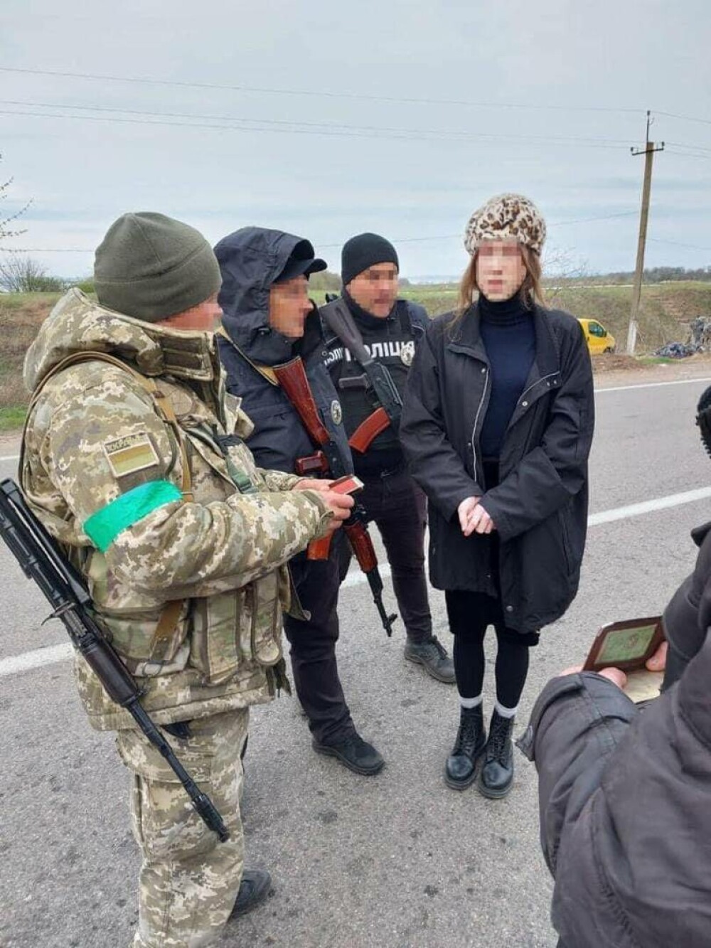 Un ucrainean a fost prins încercând să iasă din țară îmbrăcat în haine de femeie - Imaginea 1