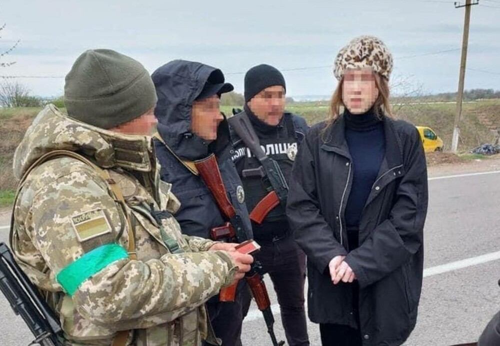 Un ucrainean a fost prins încercând să iasă din țară îmbrăcat în haine de femeie - Imaginea 2