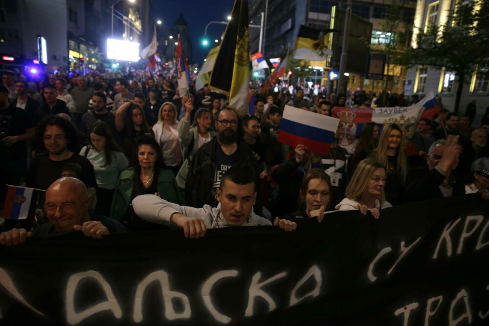 VIDEO Mii de sârbi au manifestat la Belgrad în sprijinul Rusiei şi împotriva NATO - Imaginea 8