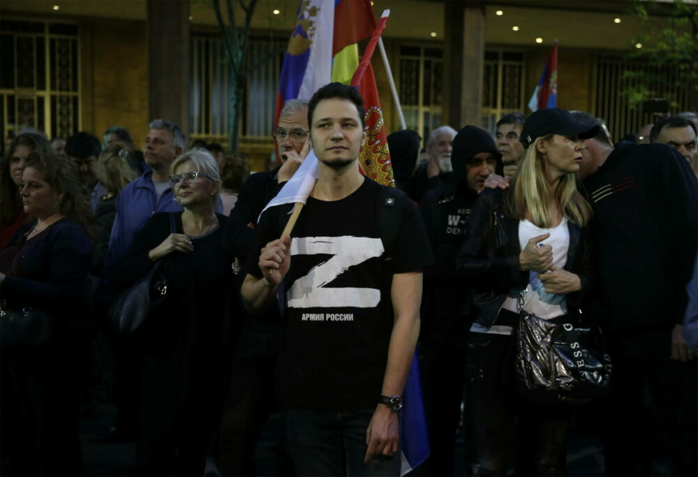 VIDEO Mii de sârbi au manifestat la Belgrad în sprijinul Rusiei şi împotriva NATO - Imaginea 5