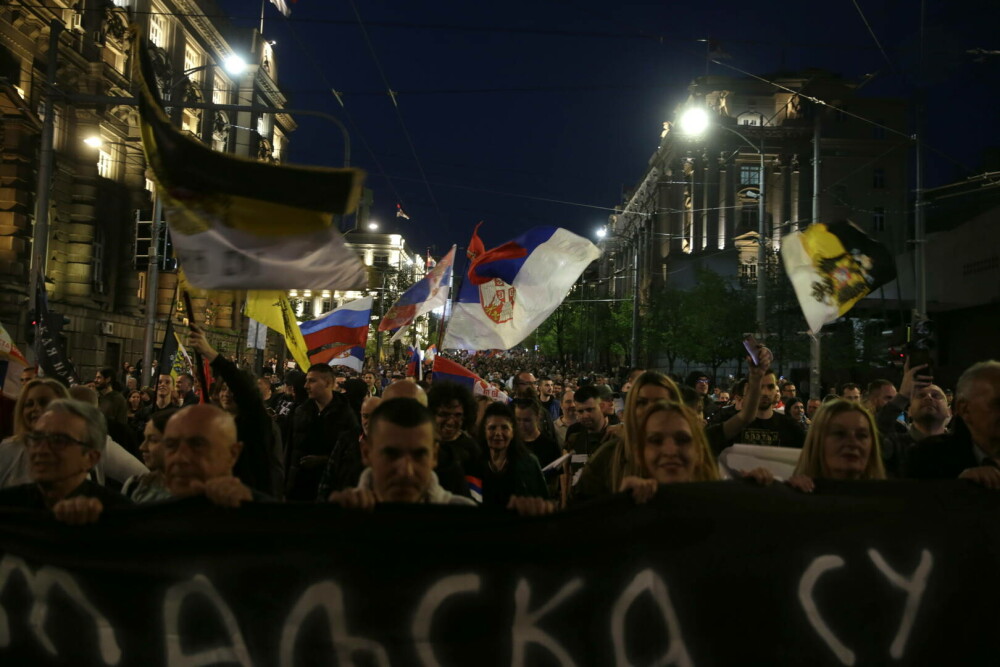 VIDEO Mii de sârbi au manifestat la Belgrad în sprijinul Rusiei şi împotriva NATO - Imaginea 4