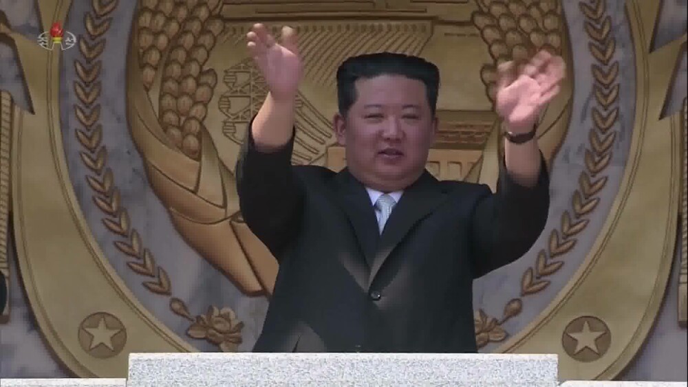 VIDEO. Coreea de Nord a dansat și a cântat pe străzi pentru ”președintele etern” - Imaginea 2
