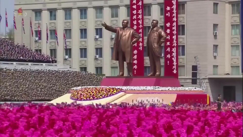 VIDEO. Coreea de Nord a dansat și a cântat pe străzi pentru ”președintele etern” - Imaginea 3