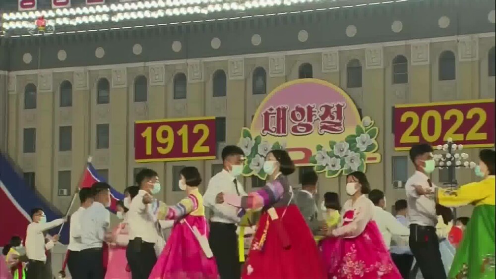 VIDEO. Coreea de Nord a dansat și a cântat pe străzi pentru ”președintele etern” - Imaginea 4