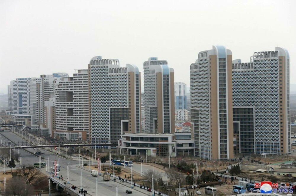 Motivul pentru care în apartamentele de lux din Coreea de Nord locuiesc doar cei săraci - Imaginea 10